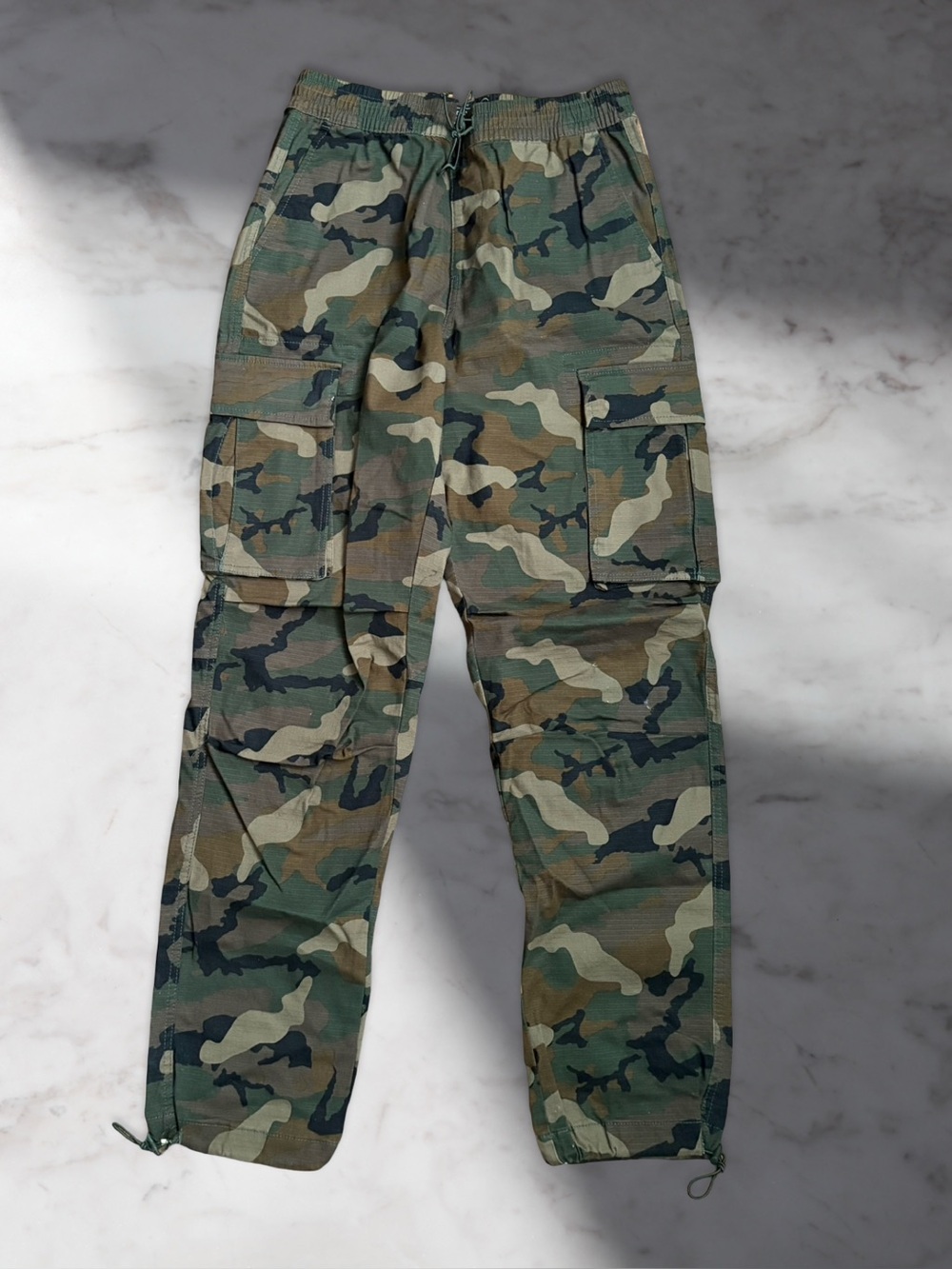 FOREVER 21 Men elastic waist camo cargo trousers-Medium